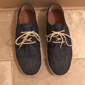 Toms laced up shoes